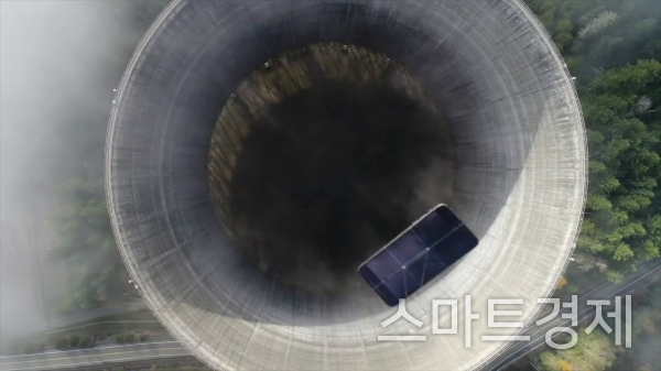 아이폰 XS 맥스를 폐로된 원자로 굴뚝 안에 떨어뜨리는 실험 / 사진=테크렉스 유튜브 영상 중