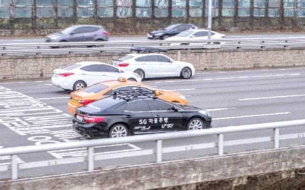 5G 자율주행차 ‘A1’이 서울 강변북로를 달리는 모습. 사진=LG유플러스