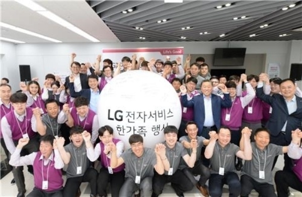 LG전자는 2일 오전 직접 고용된 서비스지점 직원 3900여명을 환영하기 위해 ‘서비스 직고용 한가족 행사’를 열었다. /사진=LG전자