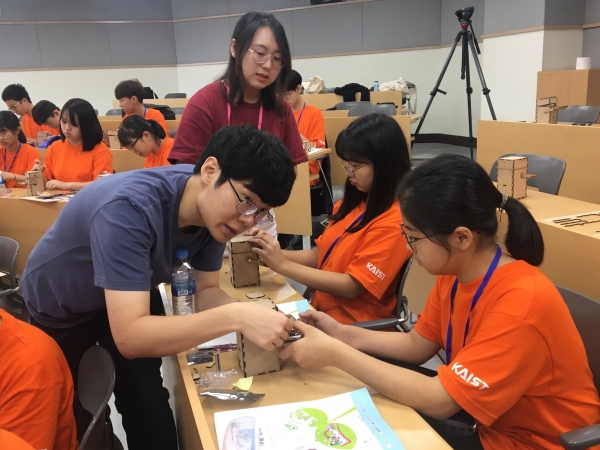 한화-KAIST 청소년 여름과학캠프에 참가한 멘토와 멘티들이 헝그리봇을 만드는 체험활동을 진행하고 있다. 사진=한화그룹