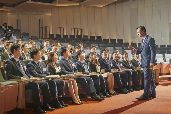 여승주 한화생명 사장이 2019년 상반기 신입사원을 대상으로 ‘공감 With CEO 토크콘서트’를 진행하고 있다. 사진=한화생명.