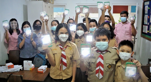 전기가 열악한 인도네시아 반텐주 탕에랑 지역 아동들이 CJ대한통운으로부터 기부 받은 태양광랜턴을 들고 있다. 사진=밀알복지재