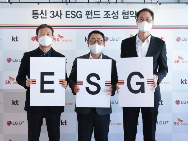 통신3사가 29일 ESG 경영 확산을 목표로 하는 ‘ESG 펀드’ 조성에 함께 나선다고 29일 밝혔다. LG유플러스 황현식 대표(왼쪽부터), SKT 유영상 대표, KT 박종욱 사장이 서울 성동구 성수동 헤이그라운드에서 ‘통신3사 ESG펀드 조성 협약식’을 갖고 ESG 분야 우수 스타트업 지원을 위해 적극적으로 협력하겠다고 강조했다. 사진=LG유플러스