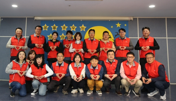 ABL생명은 지난 16일 ‘나눔의 날’을 맞아 FC실 임직원 20명이 서울 동작구에 위치한 청운보육원에서 봉사활동을 진행했다. 사진=ABL생명.