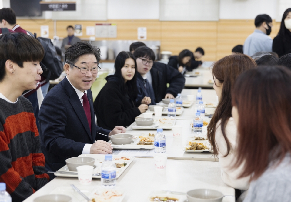 김동원 고려대학교 총장이 학생들과 함께 ’천원의 아침밥‘ 식사를 하고 있다. 사진=고려대.