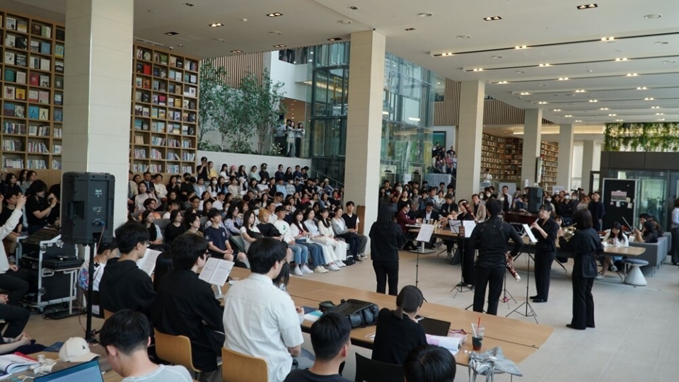 한국외국어대학교가 지난 16일 한국외대 서울캠퍼스에서 국립심포니오케스트라와 함께하는 2023 한국외대 도서관 음악회를 개최했다. 사진=한국외대.