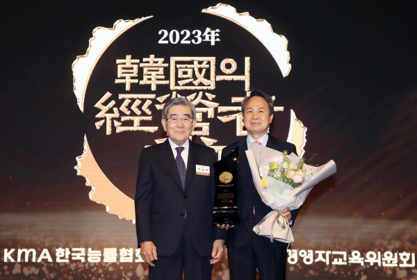 '2023년 한국의 경영자상'을 수상한 진옥동(오른쪽) 신한금융그룹 회장이 이봉서 한국능률협회 회장과 기념촬영을 하고 있다. 사진=신한금융그룹.