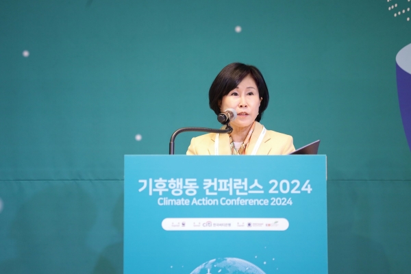 유명순 한국씨티은행장이 WWF-Korea(세계자연기금 한국본부)가 주최한 ‘기후행동 컨퍼런스 2024’에서 환영사를 하고 있다. 사진=한국씨티은행.