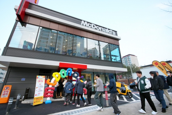 고객들이 22일 맥도날드 ‘안동DT점’의 정식 오픈 시간에 맞춰 줄을 서서 매장에 입장하고 있다. 사진=맥도날드