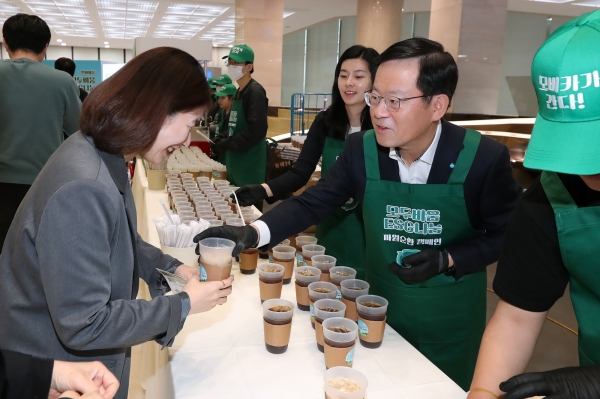 조병규 우리은행장이 직원들에게 직접 커피를 나눠주고 있다. 사진=우리은행.