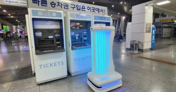 한국철도공사(코레일)가 대전역 맞이방에 방역기능과 공기정화 기능을 갖춘 방역로봇 2대를 시범 운영한다. 사진=코레일