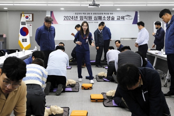 수서고속철도 SRT 운영사 국민철도 에스알이 8일 임직원과 협력사를 대상으로 심폐소생술 교육을 열어 응급처치 역량강화와 생명존중문화 확산에 나섰다. 사진=에스알.