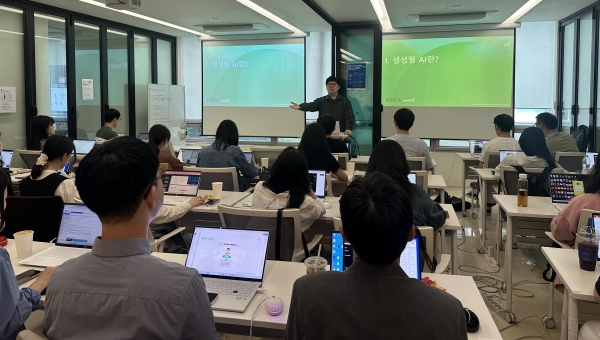 코이카는 지난 10일 서울 강남구 소재 ‘모두의연구소 강남캠퍼스’에서 본부 임직원을 대상으로 생성형 인공지능(AI) 교육을 실시하고 있다. 사진=코이카