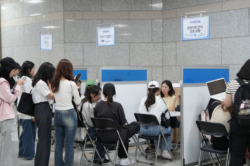 성신여자대학교가 지난달 28일부터 30일까지 재학생과 졸업생, 지역청년의 취업을 돕기 위한 직무 박람회 ‘2024 성신여자대학교 직무 페스티벌’을 성공적으로 마무리했다. 사진=성신여대.