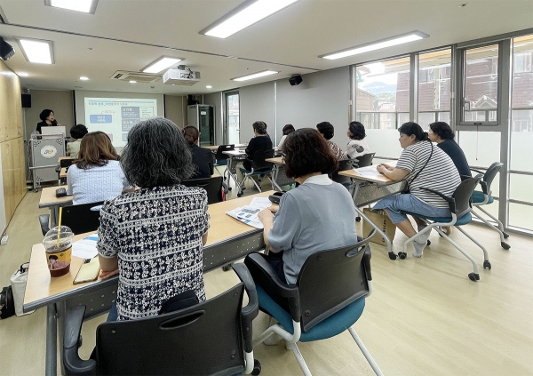 배화여자대학교가 위탁 운영하는 종로구 어린이급식관리지원센터가 지난달 21일 종로구 내 어린이집 조리원(사)을 대상 맞춤형 ‘여름철 식중독 예방 교육’을 실시했다. 사진=배화여대.