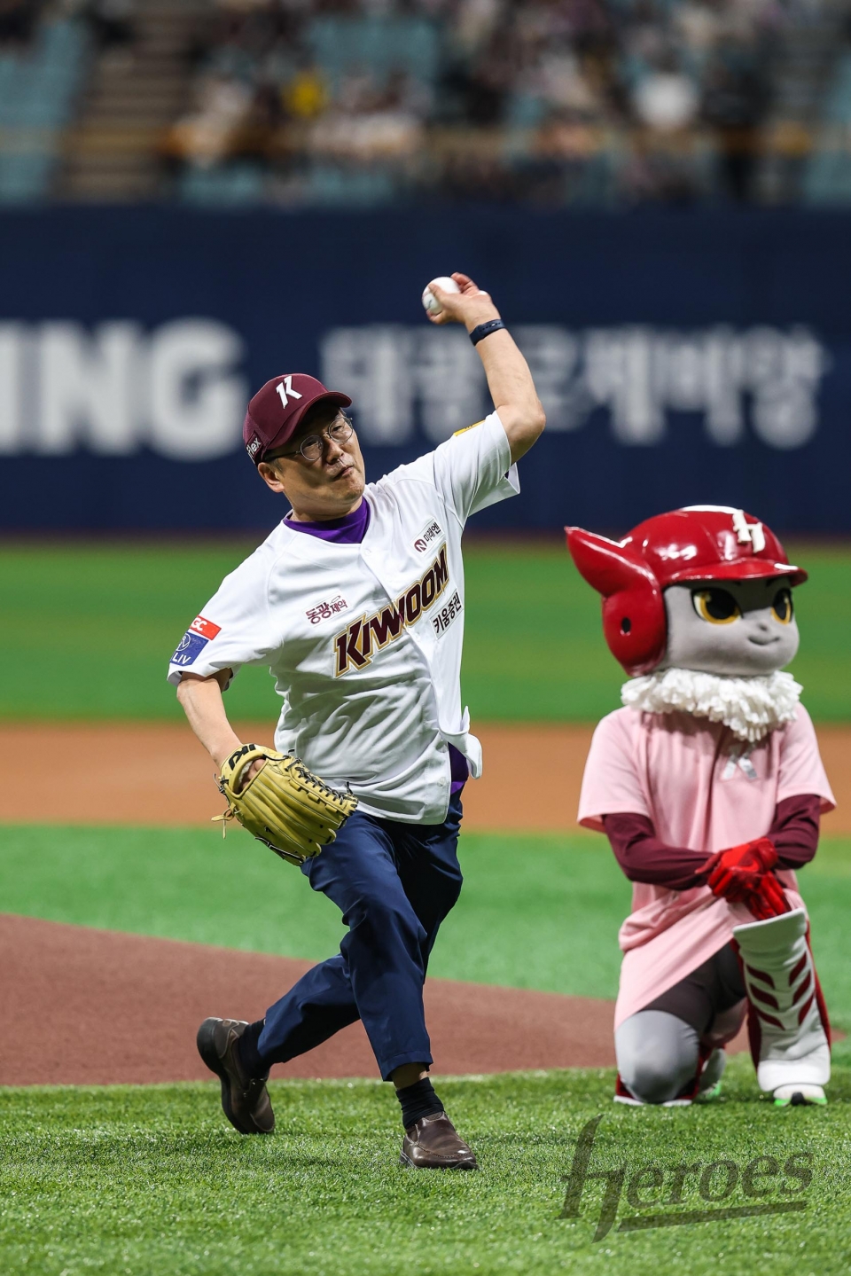 이성근 성신여자대학교 총장이 지난 3일 오후 서울 구로구 고척스카이돔에서 열린 2024 KBO 리그 키움 히어로즈와 LG트윈스의 경기에서 시구를 던지고 있다. 사진=키움 히어로즈.