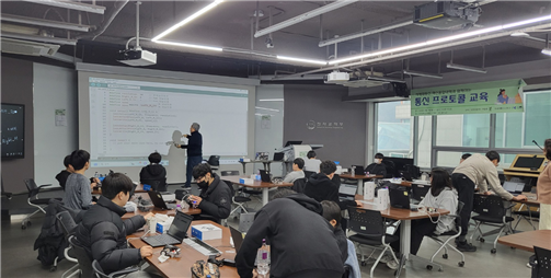 국민대학교 차세대통신사업단이 성북구와 함께 관학 협동 정보화 교육의 일환으로 ‘통신 프로토콜(BLE)을 활용한 라인트레이서’ 교육을 오는 29일일부터 8월 1일까지 진행한다. 사진=국민대.