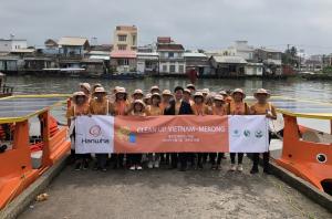 한화그룹, 베트남 ‘메콩강’ 지킨다… 부유 쓰레기 수거용 태양광 보트 기증